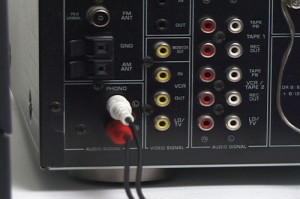 entrée phono La précieuse entrée RCA qui vous permet de brancher votre platine vinyle à votre chaîne Hifi