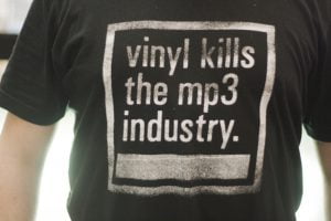 Lire la suite à propos de l’article Le vinyle détruit l’industrie du digital …