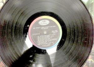Lire la suite à propos de l’article Comment photoshop peut vous aider à connaître le véritable état d’un vinyle