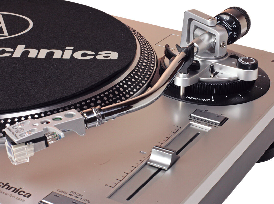 Audio-Technica lance deux nouvelles platines vinyles boisées - Les  Numériques