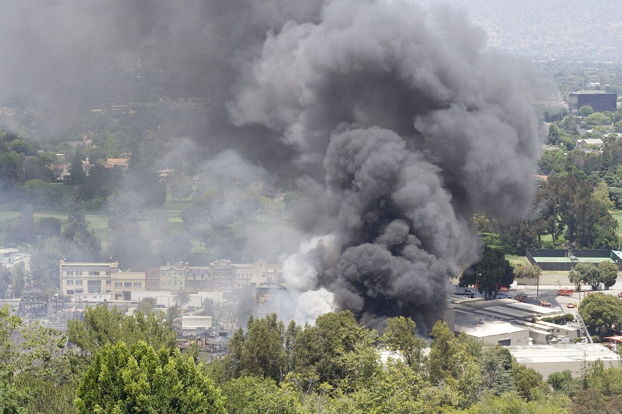 Lire la suite à propos de l’article Quand la musique brûle : retour sur l’incendie de 2008 chez Universal et ses conséquences sur le patrimoine audio mondial
